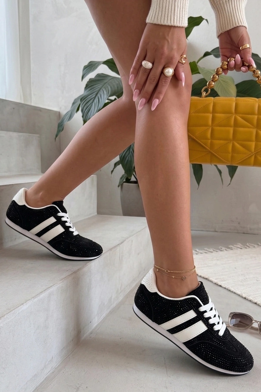 Mustad spordijalatsid koos...