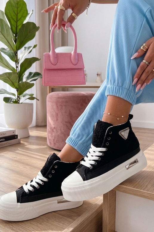 Mustad spordijalatsid karusnahaga ja...