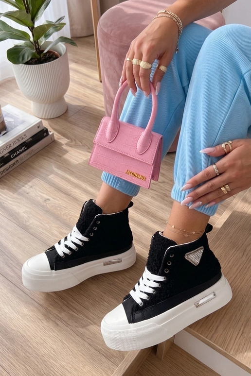 Mustad spordijalatsid karusnahaga ja...