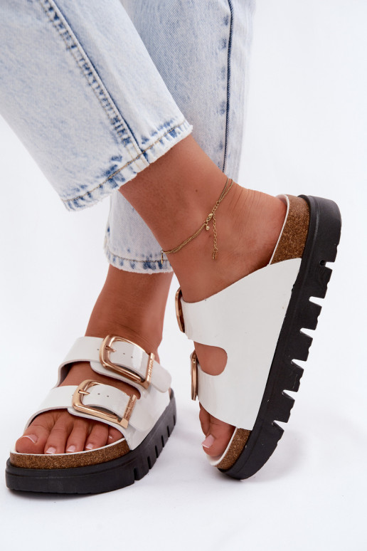 Laque naiste plätud platvormiga Ze Kuldset värvimi neetide ja pandlagami Lee Cooper LCIN-26-35-4460L valget värvi