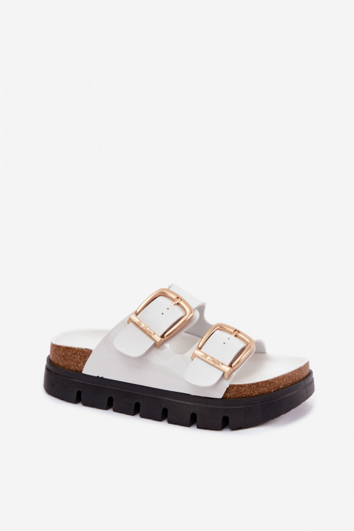 Valged lakknahk naiste sussid platvormiga ja kuldsete pandlitega Lee Cooper LCIN-26-35-4460L