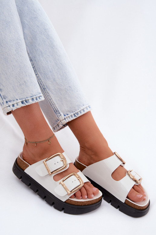 Laque naiste plätud platvormiga Ze Kuldset värvimi neetide ja pandlagami Lee Cooper LCIN-26-35-4460L valget värvi