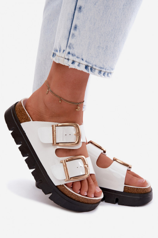 Laque naiste plätud platvormiga Ze Kuldset värvimi neetide ja pandlagami Lee Cooper LCIN-26-35-4460L valget värvi