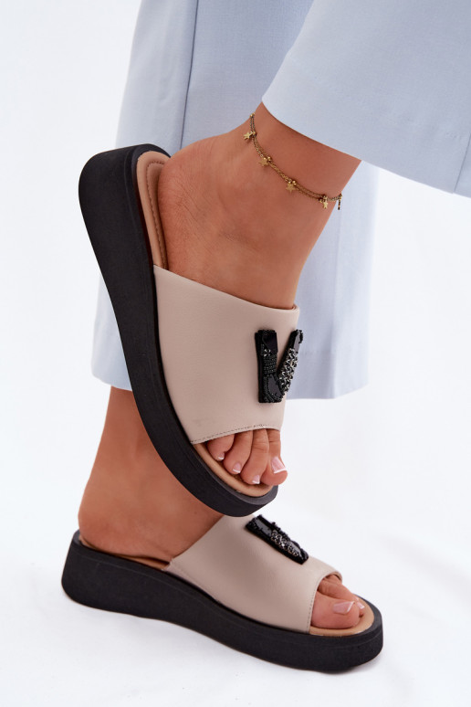 Plätud naturaalsest nahast Pealiste omadLiterą V platvormiga Vinceza 66950 beeži värvi