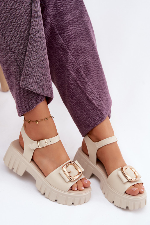 Pealistesandaalid Pealiste omad platvormiga neetide ja pandlaga Vinceza 79611 beeži värvi