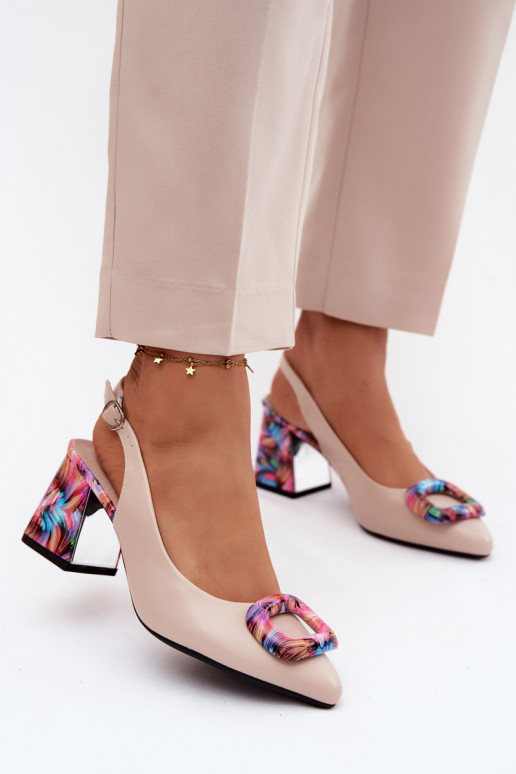 PealistesandaalidDekoracyjną neetide ja pandlaga Vinceza 62289 beeži värvi