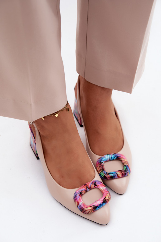 PealistesandaalidDekoracyjną neetide ja pandlaga Vinceza 62289 beeži värvi