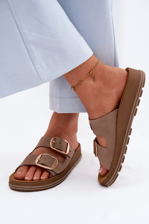 Plätud naturaalsest nahast neetide ja pandlaga Sellel onciejka P7537-04 beeži värvi