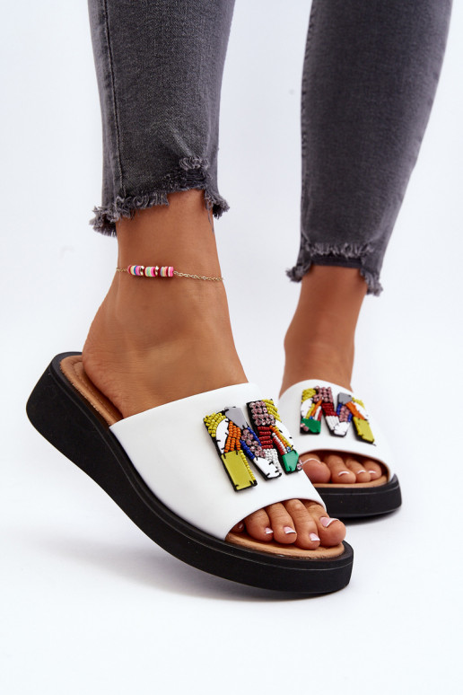 Plätud naturaalsest nahast Pealiste omad kaunistustega valget värvi Asames