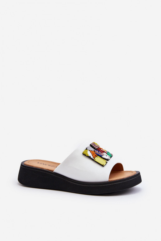 Plätud naturaalsest nahast Pealiste omad kaunistustega valget värvi Asames