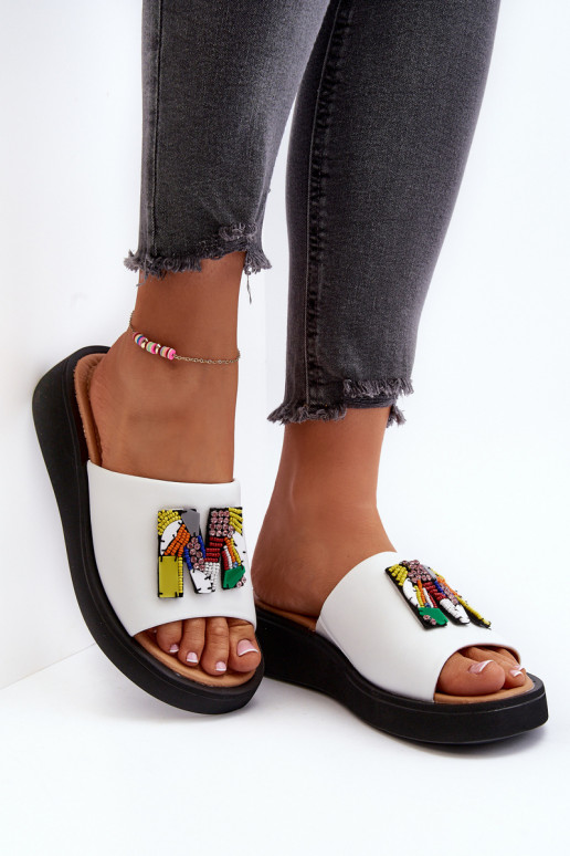 Plätud naturaalsest nahast Pealiste omad kaunistustega valget värvi Asames