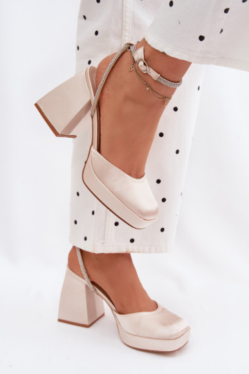 Pealistesandaalid Sellel onssiivsetel kontsadel Typu Słupek Pasek säravate kristallidega Kuldset värvi Seraphina