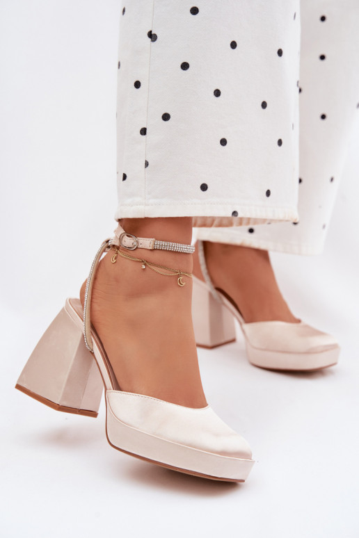 Pealistesandaalid Sellel onssiivsetel kontsadel Typu Słupek Pasek säravate kristallidega Kuldset värvi Seraphina