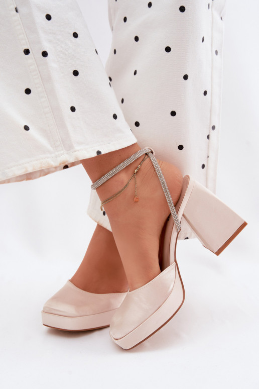 Pealistesandaalid Sellel onssiivsetel kontsadel Typu Słupek Pasek säravate kristallidega Kuldset värvi Seraphina