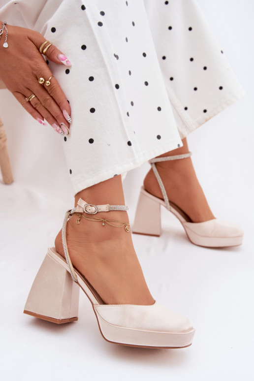 Pealistesandaalid Sellel onssiivsetel kontsadel Typu Słupek Pasek säravate kristallidega Kuldset värvi Seraphina