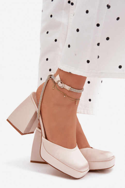 Pealistesandaalid Sellel onssiivsetel kontsadel Typu Słupek Pasek säravate kristallidega Kuldset värvi Seraphina