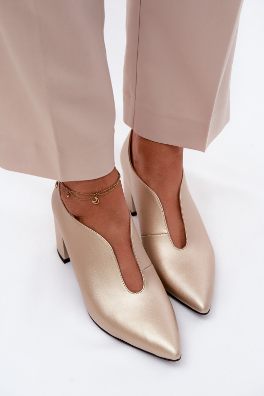 Pealhk jalatsid Pealiste omad kõrge jämeda kontsaga Sellel onciejka K7469-26 Kuldset värvi