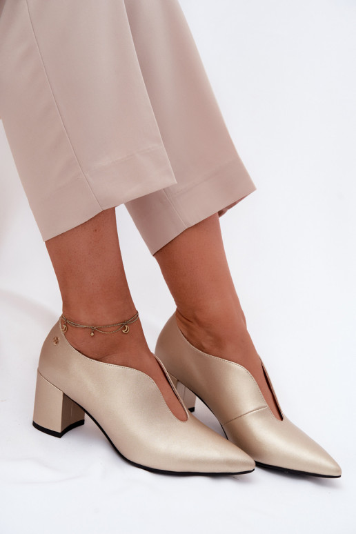 Pealhk jalatsid Pealiste omad kõrge jämeda kontsaga Sellel onciejka K7469-26 Kuldset värvi