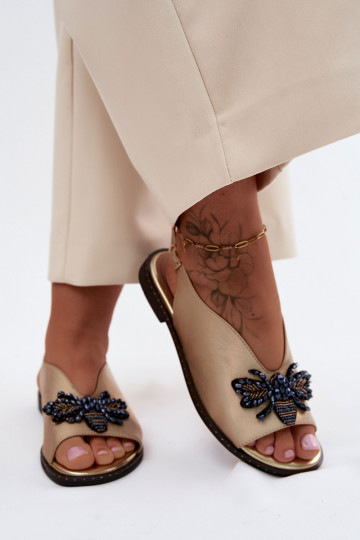 Läikivad Pealistesandaalid kaunistustega sileda tallaga Kuldset värvi Russona