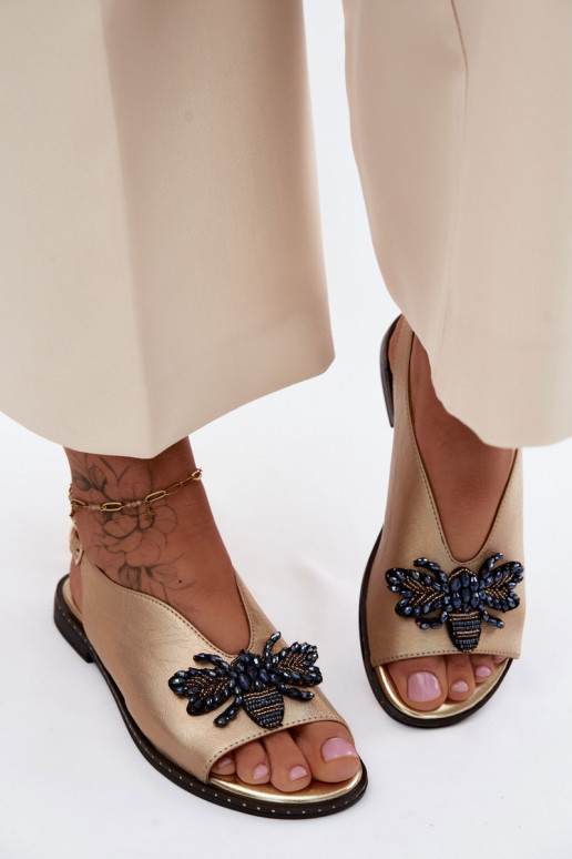 Läikivad Pealistesandaalid kaunistustega sileda tallaga Kuldset värvi Russona