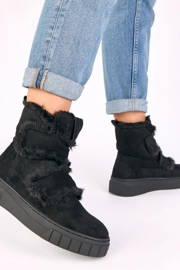 Mustad ankle boots, millel on klamber ja karusnahk Grace 2