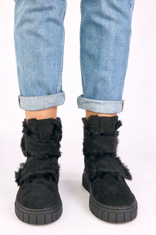 Mustad ankle boots, millel on klamber ja karusnahk Grace