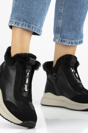 Mustad ankle boots looduslikust nahast karusnahaga Dorie