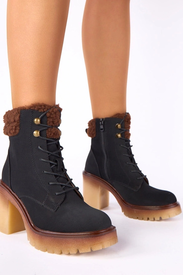 Mustad ankle boots plokk-kontsaga karvaga varrukaga Alona
