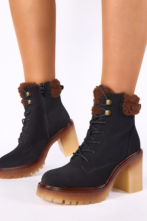 Mustad ankle boots plokk-kontsaga karvaga varrukaga Alona