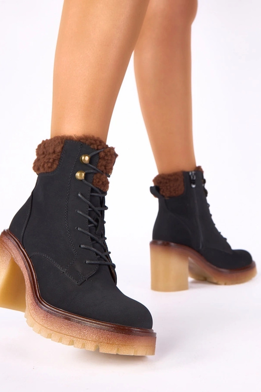 Mustad ankle boots plokk-kontsaga karvaga varrukaga Alona