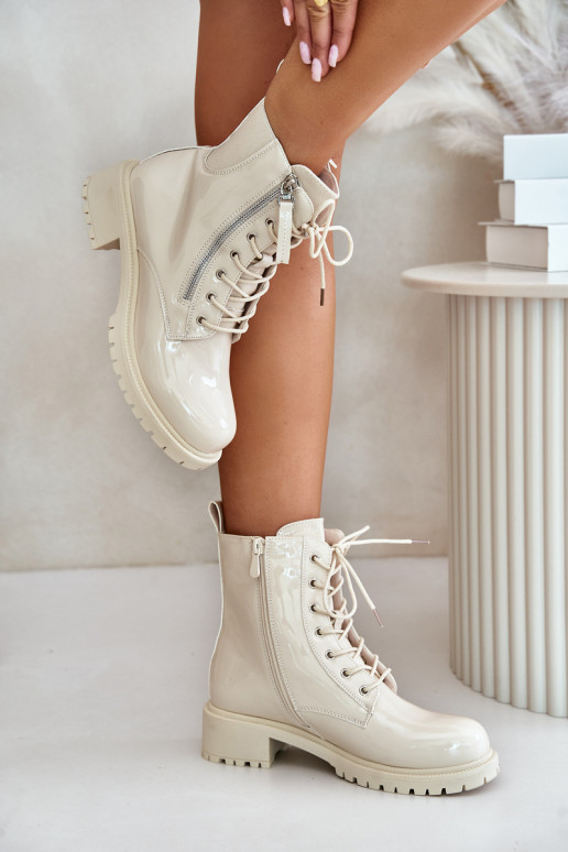 Kreemjas värvi töö ankle boots läikeefektiga Ravanthia