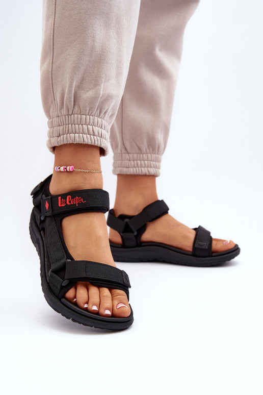 Naiste sandaalid kleepuvate kinnitustega mustad Lee Cooper LCIN-26-34-4423L