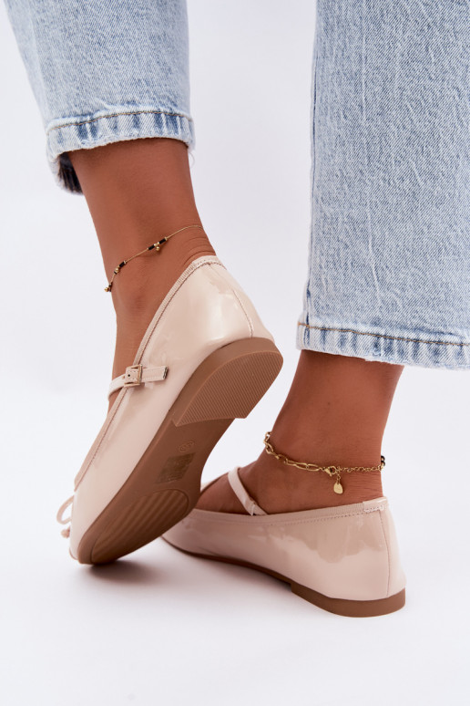Bežad lakitud ballerinad rihmadega Kokardką