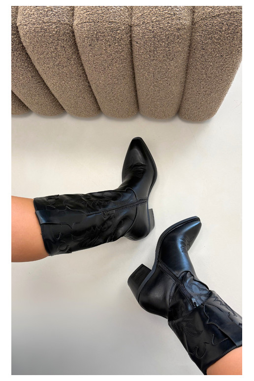 Knee-high cowboy-stiilis saapad kontsadega mustast kunstnahast Jarissa