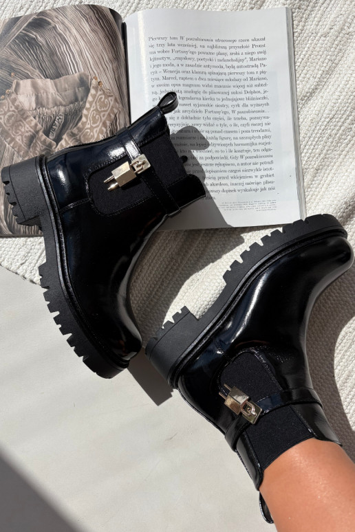 Stiilsed lakitud isoleeritud ankle boots detailidega Ze kuldsed ja mustad Talyra