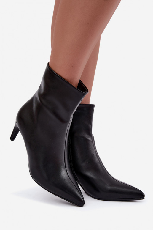 Naiste saapad kontsades mustast kunstnahast Celisse