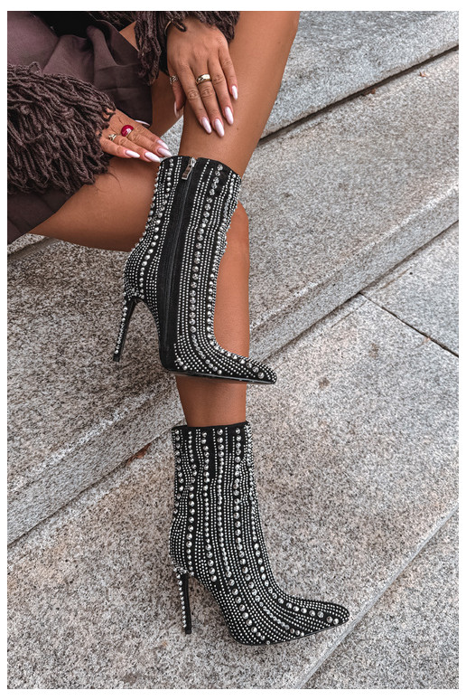 Soojad ankle boots õhukeste kontsadega, kaunistatud naeltega, must Delva