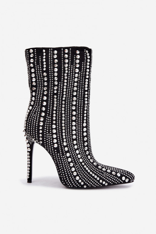 Soojad ankle boots õhukeste kontsadega, kaunistatud naeltega, must Delva