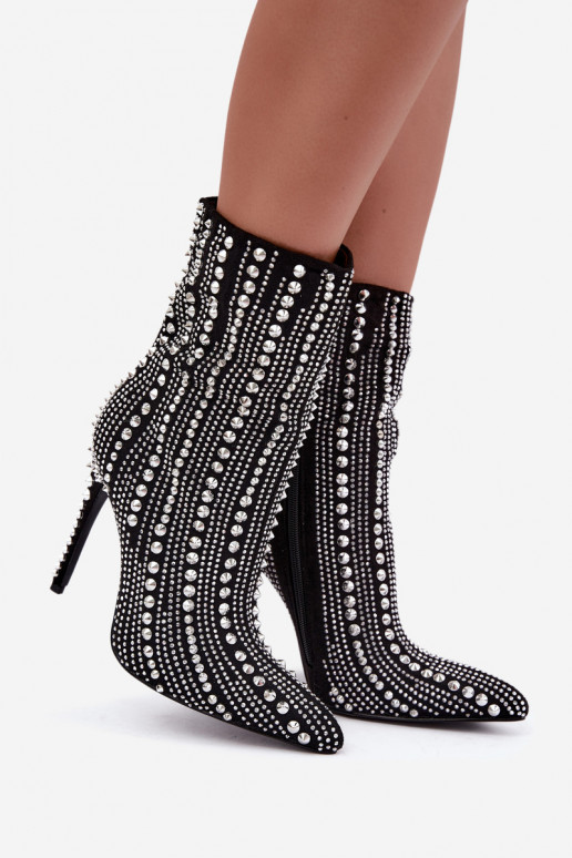Soojad ankle boots õhukeste kontsadega, kaunistatud naeltega, must Delva
