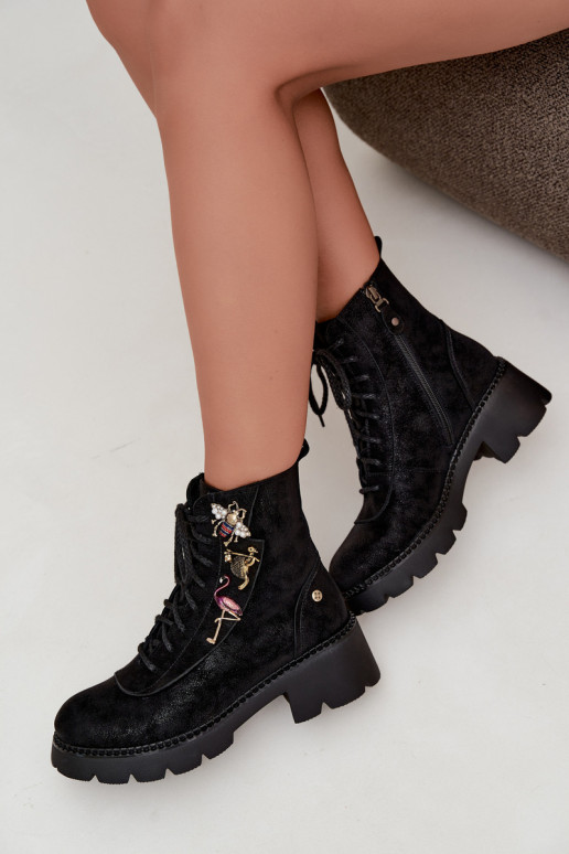 Kunstnahast tööde ankle boots, millel on mustad klambrid