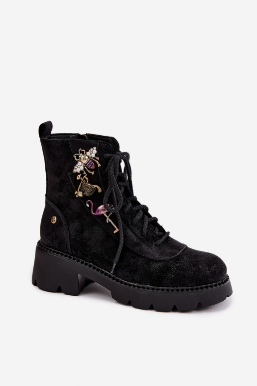 Kunstnahast tööde ankle boots, millel on mustad klambrid