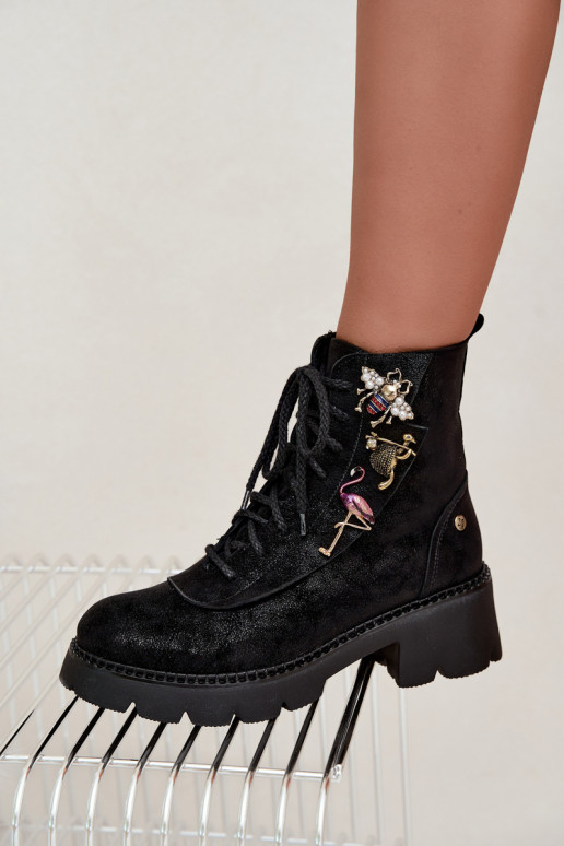 Kunstnahast tööde ankle boots, millel on mustad klambrid