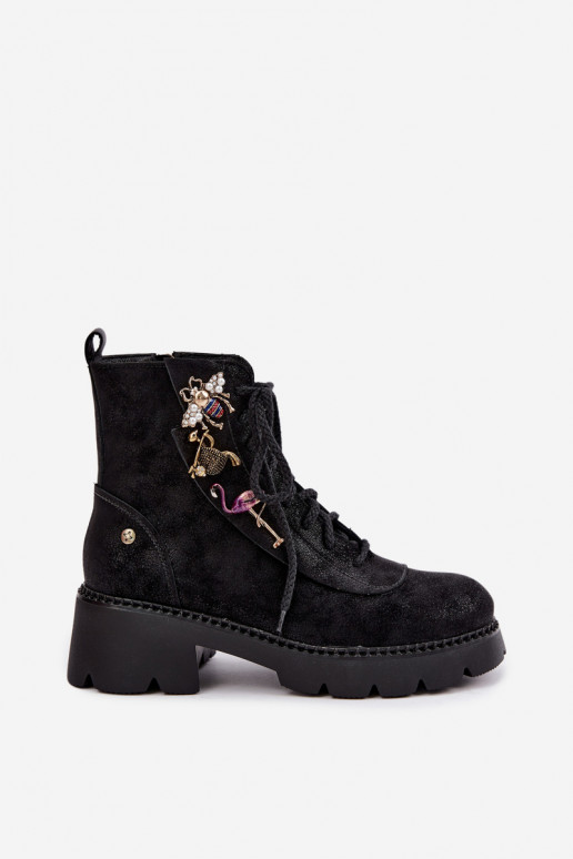 Kunstnahast tööde ankle boots, millel on mustad klambrid