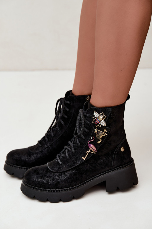Kunstnahast tööde ankle boots, millel on mustad klambrid