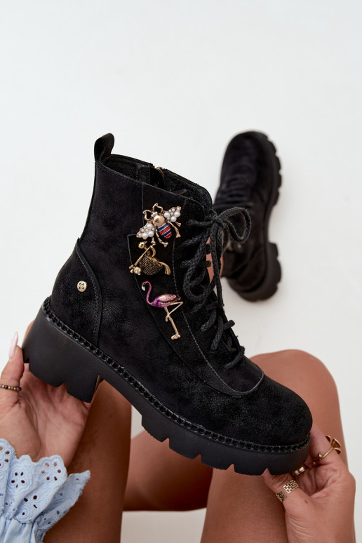 Kunstnahast tööde ankle boots, millel on mustad klambrid