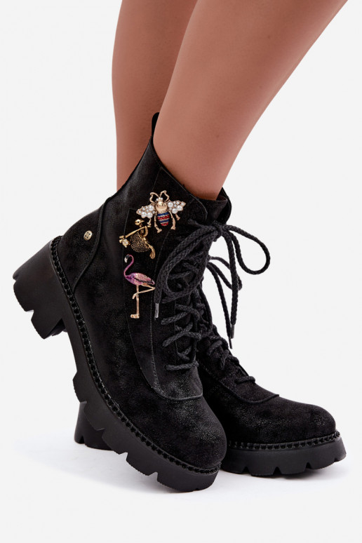 Kunstnahast tööde ankle boots, millel on mustad klambrid