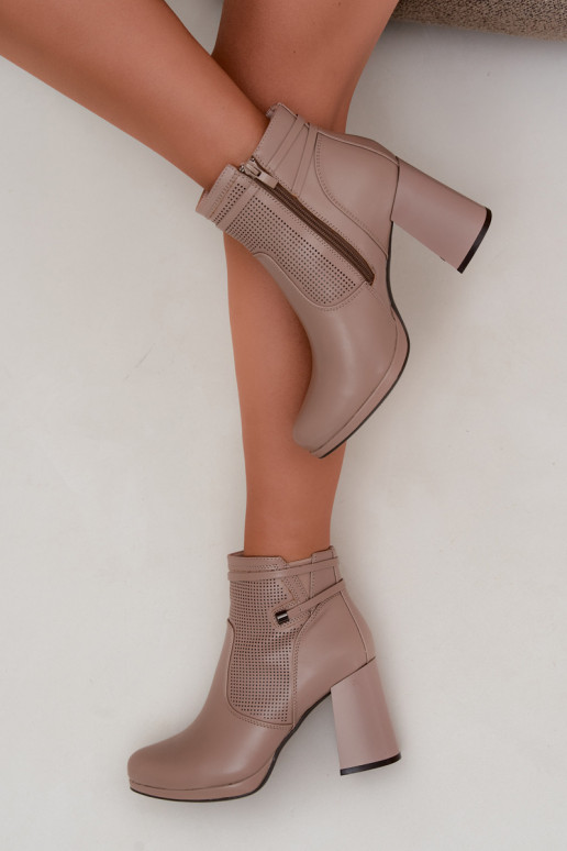 Kunstnahast soojaid ankle boots kontsaga sandi värviga