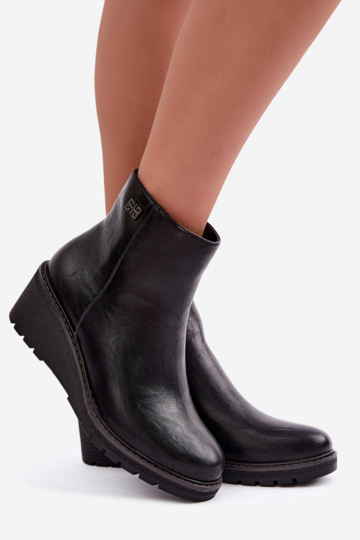 Soojad mustad ankle boots platvormiga Larisae