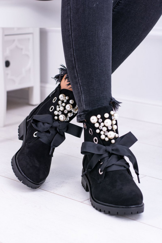 Soojad ankle boots kunstpärlite ja ribaga mustas Perla