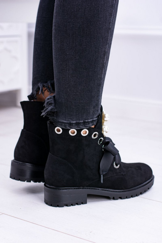Soojad ankle boots kunstpärlite ja ribaga mustas Perla